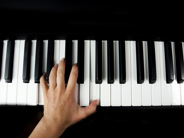 Nauka gry na pianinie zmienia aktywność mózgu
