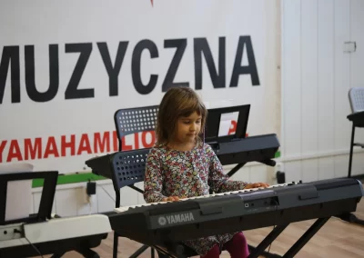 Półkolonie Łódź - gra na keyboardzie