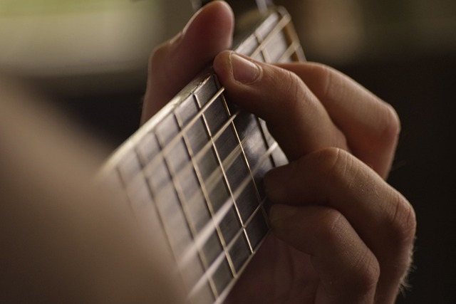 Jakie są korzyści płynące z nauki gry na gitarze?