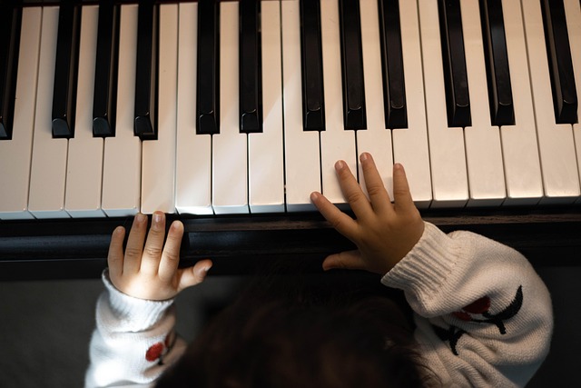 Muzyka rozwija przez całe życie – dlaczego warto wybrać półkolonie muzyczne dla dziecka?